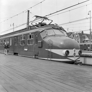 846585 Afbeelding van het electrische treinstel nr. 768 (Mat. 1954, plan P) van de N.S. op het N.S.-station Amsterdam ...